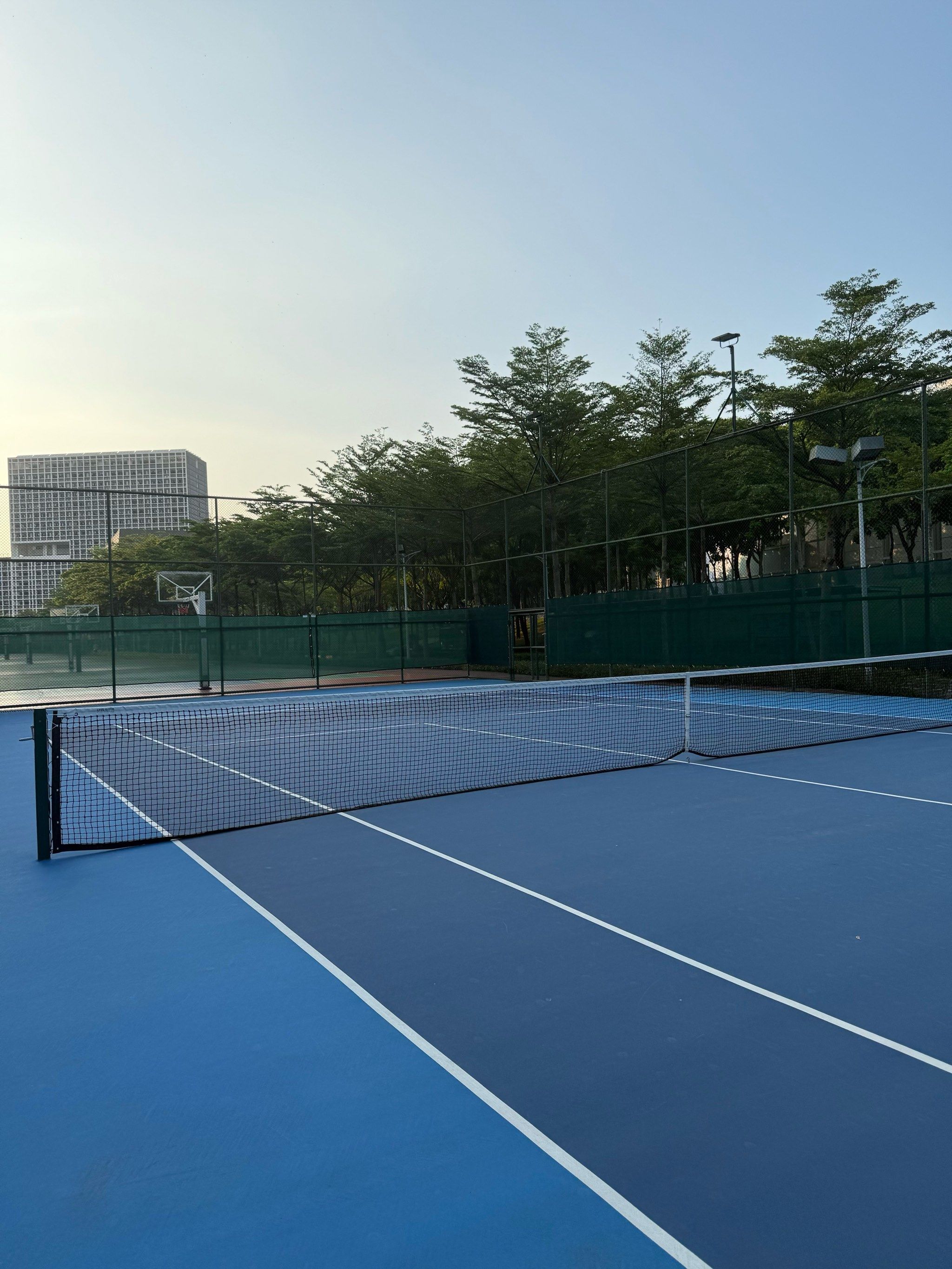 更像是一名 更像是一名