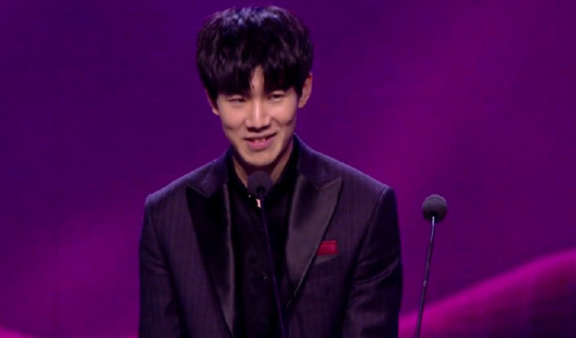 一个在足球 一个在足球